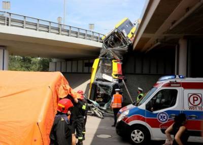 В Варшаве с моста упал пассажирский автобус, есть погибшие и раненые