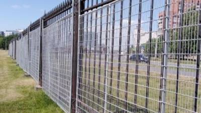 "Осталось выкопать рвы": Парк 300-летия обнесли вторым забором