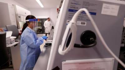 В Британии начали испытания на людях новой вакцины против коронавируса