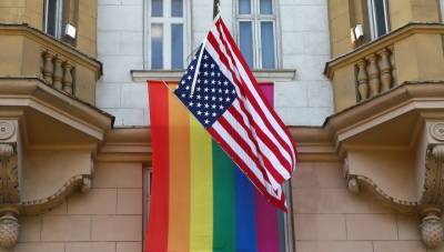 Песков прокомментировал водружение ЛГБТ-флага над посольством США в Москве