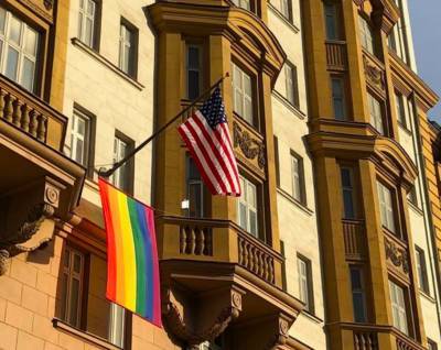 Посольство США в Москве повесило на свое здание флаг ЛГБТ. МИД РФ ответил роликом El Bimbo Поля Мориа