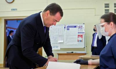 Экс-премьер Дмитрий Медведев во время голосования нарушил обязательный масочный режим