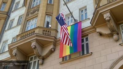 Песков прокомментировал появление радужного флага на здании посольства США в Москве