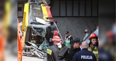 В Варшаве автобус слетел с моста и разломался на части: десятки пострадавших (фото)