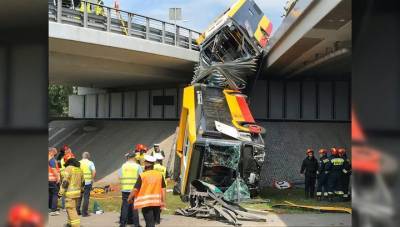 Пассажирский автобус рухнул с моста в Варшаве