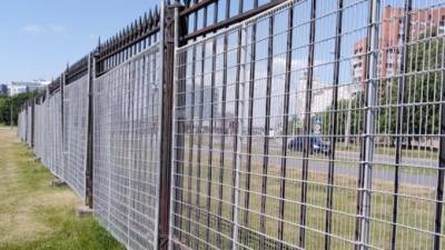 Парк 300-летия в Петербурге обнесли вторым забором