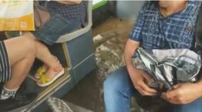 «В автобусе по колено в воде»: в сети появилось видео потопа в Николаеве (ВИДЕО)