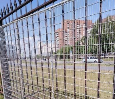 В Петербурге парк 300-летия обнесли вторым забором из-за нарушителей