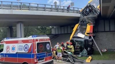 В Варшаве автобус упал с моста, есть жертва