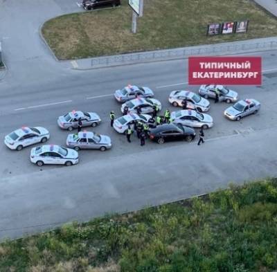 В Екатеринбурге 11 автомобилей ГИБДД устроили погоню за пьяным водителем Audi