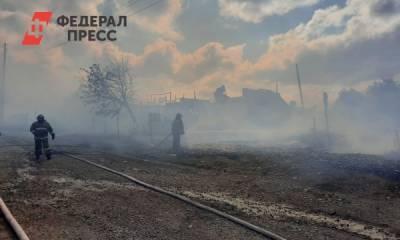 На Среднем Урале крупный пожар охватил несколько частных домов
