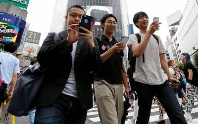 В Японии запретили использование смартфонов во время ходьбы
