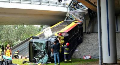 В Варшаве автобус с пассажирами упал с моста, есть погибшие и раненые (фото)