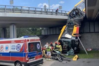 В Варшаве автобус упал с высоты пяти метров
