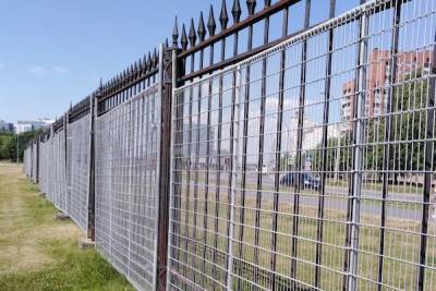 Петербургский парк 300-летия обнесли двойным забором
