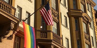 Россия ответила на флаг ЛГБТ посольства США гимном "Голубой устрицы"
