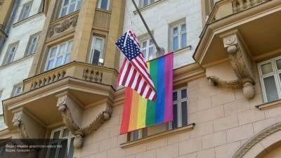 Песков назвал радужный флаг на посольстве США недопустимой пропагандой ЛГБТ