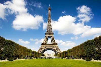 В Париже открыли Эйфелеву башню