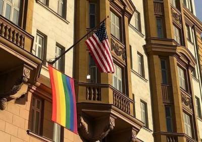 Посольство США в Москве повесило на свое здание на Садовом кольце радужный флаг