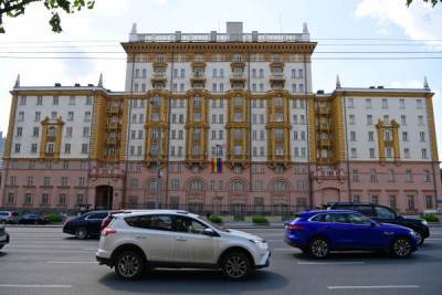 Посольство США в Москве объяснило появление радужного флага на здании