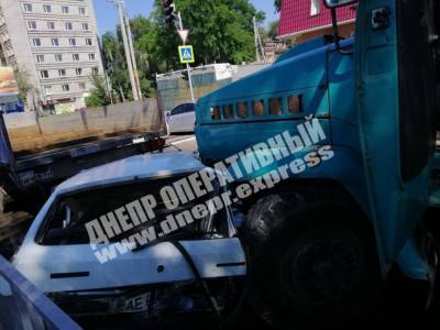 Бетономешалка в Днепре раздавила 3 авто
