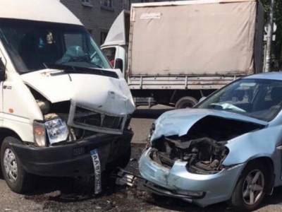 Лоб в лоб: в Соцгородке в Киеве произошло ДТП с микроавтобусом и двумя лековушками