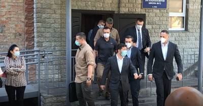 Зеленский вручил квартиры 12 пострадавшим от взрыва на Позняках семьям