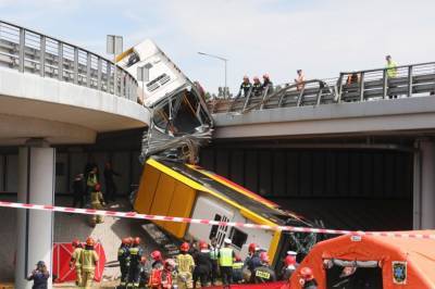 В Варшаве автобус упал с моста, есть погибшие и раненые