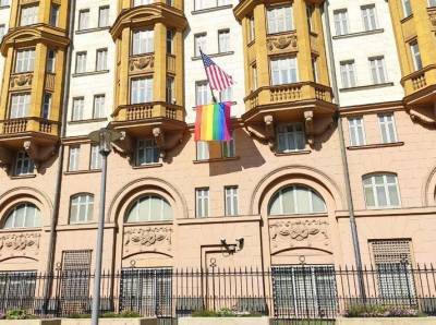 Посольство США в Москве голосует против поправок радужным флагом