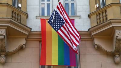 Милонов назвал непозволительной «выходку» посольства США с флагом ЛГБТ в Москве
