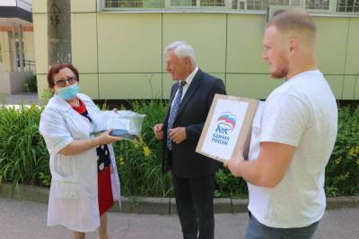 Партийцы передали медицинским учреждениям города Смоленска защитные лицевые щитки