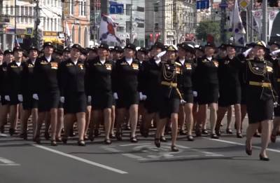 Командующий Балтфлотом поощрил потерявшую туфлю участницу парада Победы