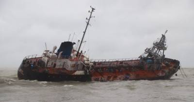 Затонувший в Одессе танкер Delfi можно убрать не раньше сентября - Труханов