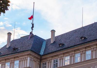 Вывесившие красные трусы над Пражским Градом активисты избежали наказания