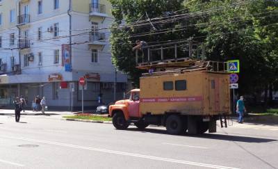 В Воронеже оборванные после парада провода повредили 2 маршрутки и авто
