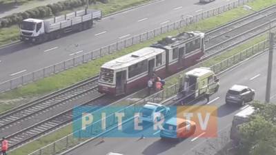 Трамвай сбил пешехода на улице Ильюшина
