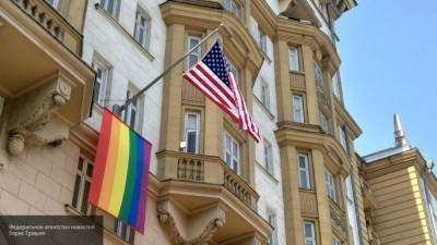МИД РФ иронично отреагировал на флаг ЛГБТ на здании посольства США в Москве