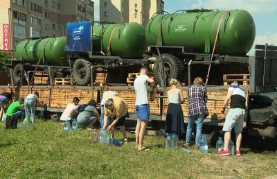 Специалисты разбираются, в чем причина тухлого запаха воды в некоторых районах Минска