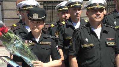 Появилось видео награждения девушки, потерявшей туфлю на параде в Калининграде