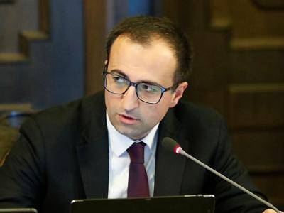 Глава Минздрава Армении вновь забыл о бушующем в стране коронавирусе и впрягся в политическую пропаганду