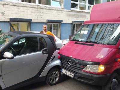 На Липках в Киеве Smart врезалось в микроавтобус Mercedes