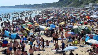 Самый жаркий день этого лета: зной и долгая изоляция выгнали на пляжи столько британцев, что власти забили тревогу