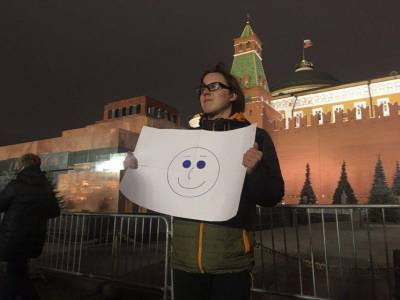 В Москве активиста оштрафовали на ₽75 тыс. за плакат со смайликом