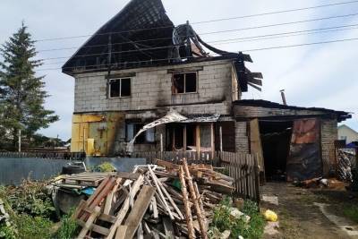 Неловкий хозяин поджег дом в Новосибирской области газовой горелкой
