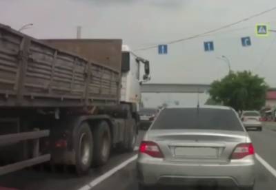 Наезд фуры на пешехода на кемеровском перекрёстке попал на видео