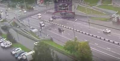 Опубликовано видео с сибиряком, кидающимся под колёса нескольких автомобилей
