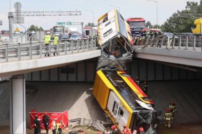 В Польше с моста упал автобус: есть погибший и десятки раненых