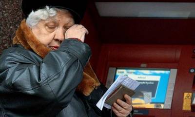 В Петрозаводске пенсионерка случайно переплатила по кредиту 9 тысяч, но банк не хочет возвращать ей деньги