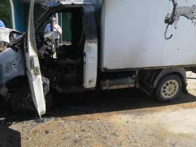 «Водитель выскочил из кабины». В Смоленской области на ходу загорелся грузовик