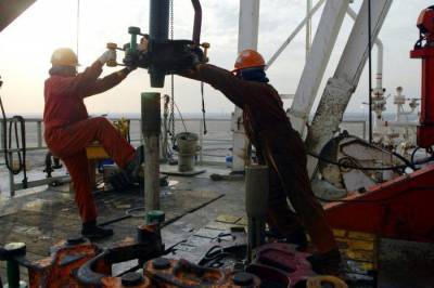Нефть дорожает на новостях о восстановлении спроса